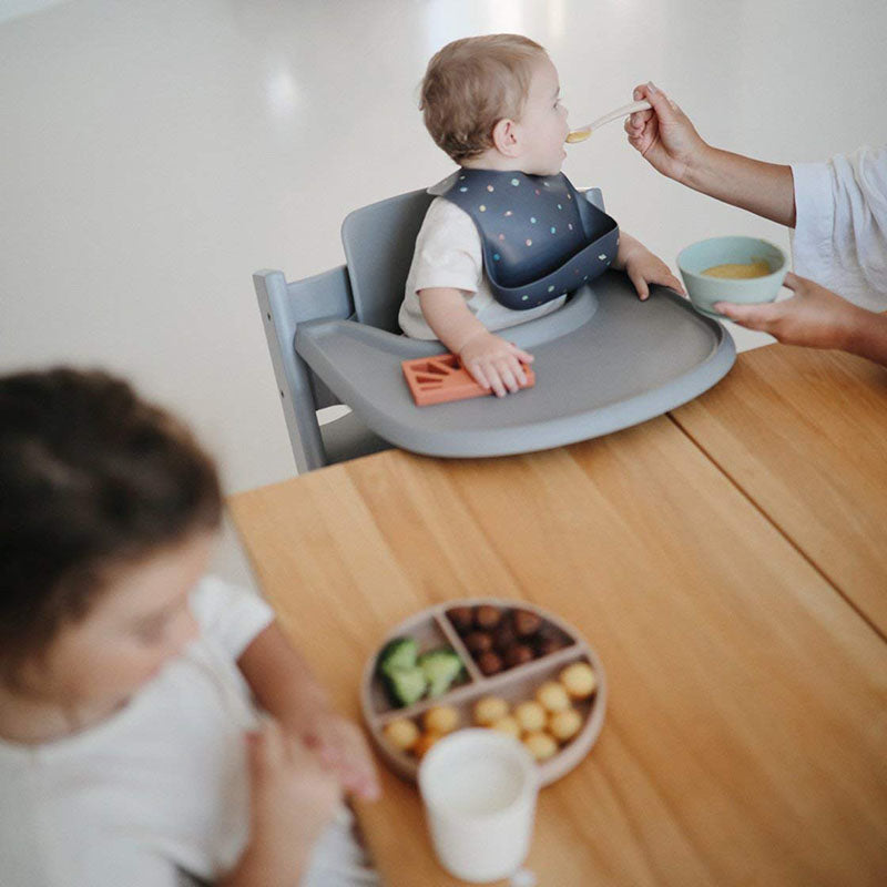 Mushie® Set dveh silikonskih žličk Cambridge Blue/Shifting Sand Mushie