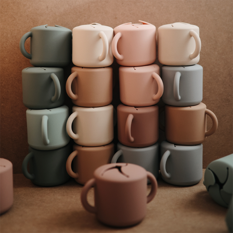 Mushie® Silikonska posodica za prigrizke Cambridge Blue Mushie