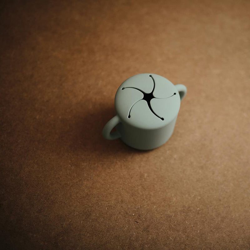 Mushie® Silikonska posodica za prigrizke Cambridge Blue Mushie