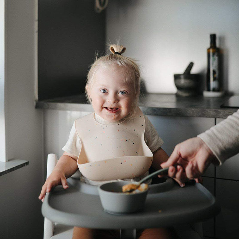 Mushie® Silikonska skledica z vakuumskim dnom Powder Blue Mushie