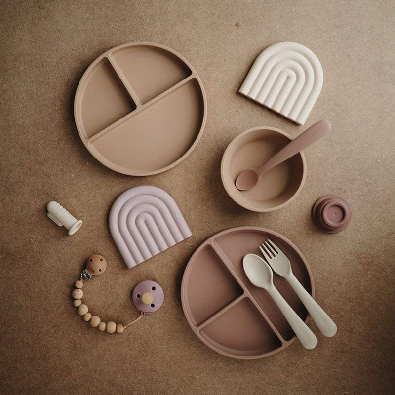 Mushie® Silikonska skledica z vakuumskim dnom Cambridge Blue Mushie