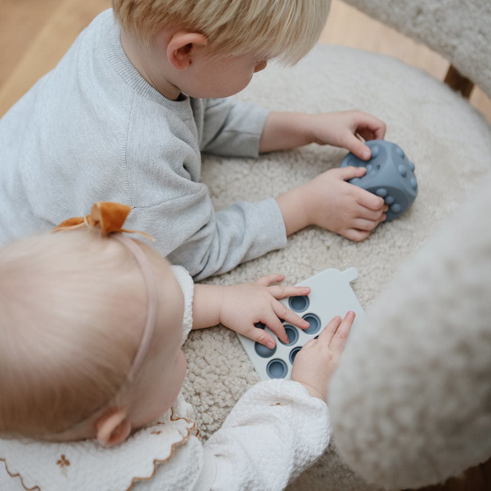 Mushie® Silikonske aktivnostne kocke Tradewinds/Stone Mushie