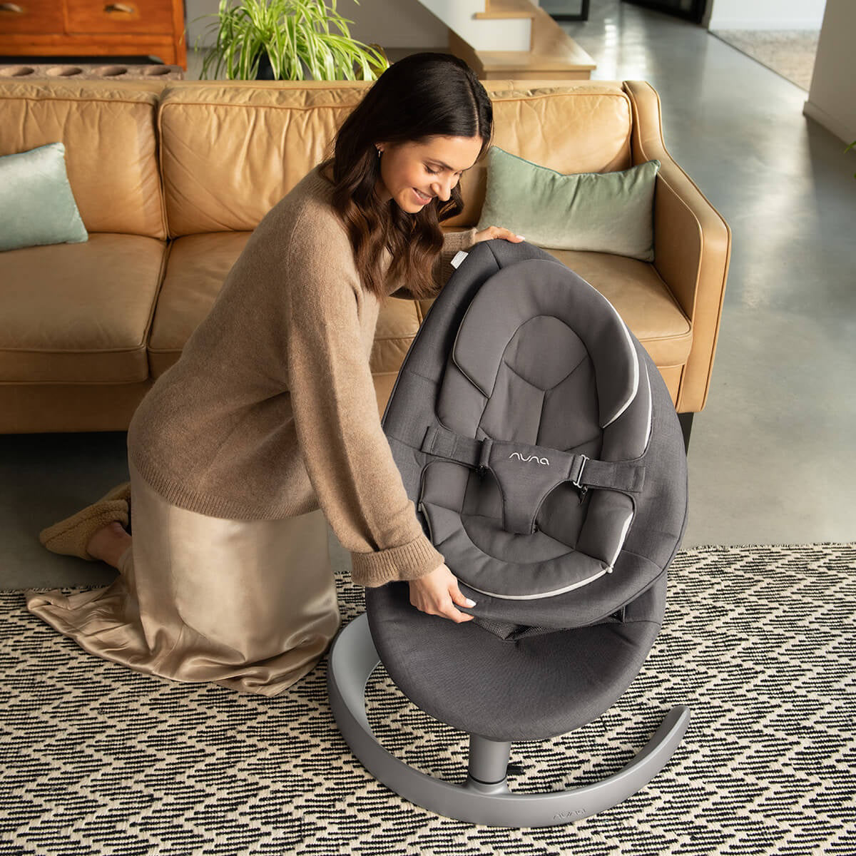 Nuna® Ležalnik Leaf™ Grow z igralnim lokom Biscotti Nuna