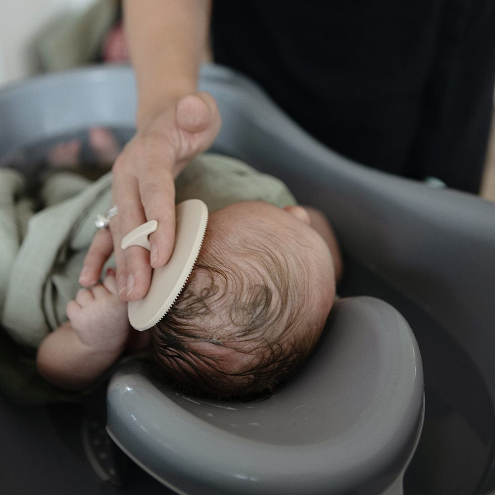 Mushie® Silikonska krtača za odstranjevanje lusk 2 kosa Blush/Shifting Sand Mushie