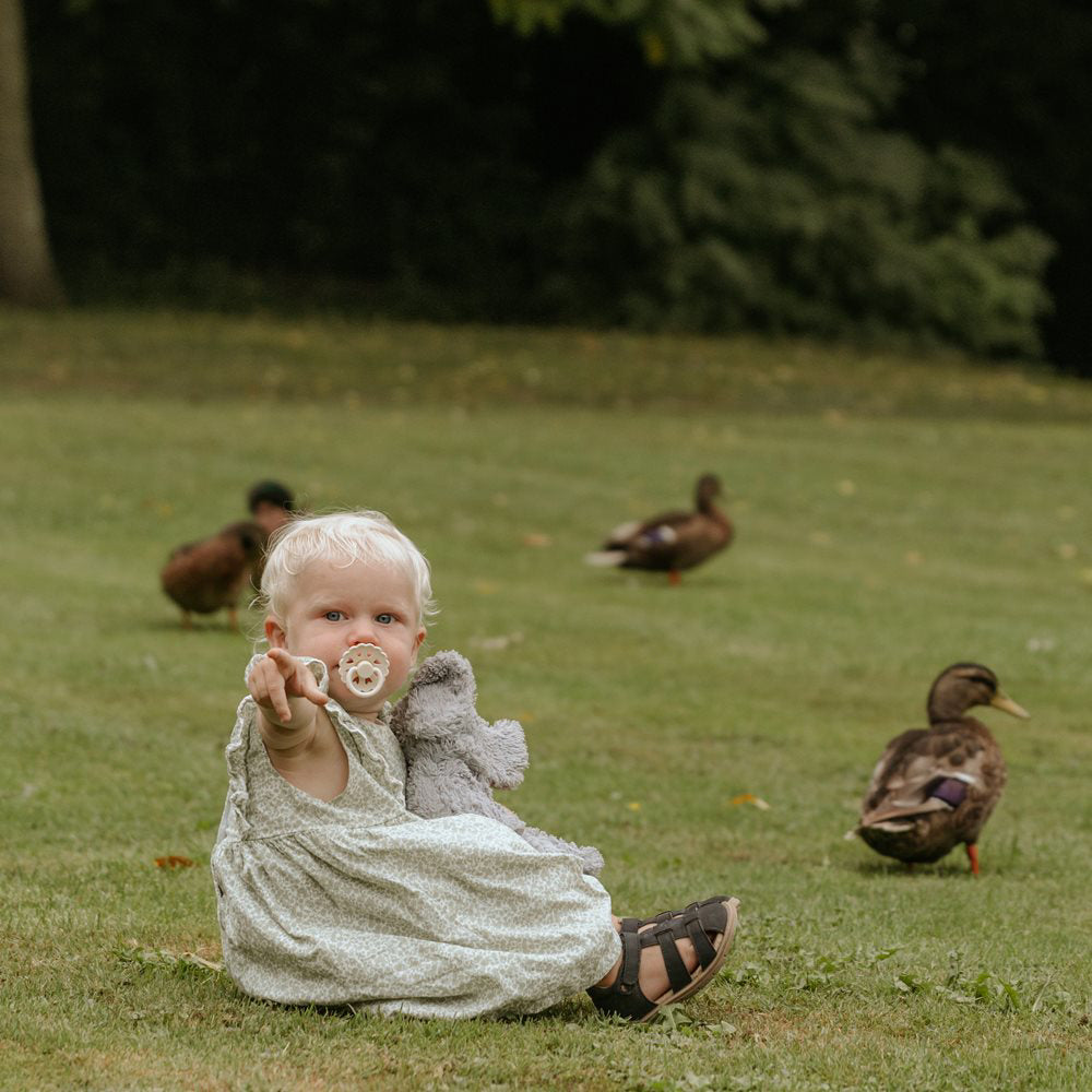 Frigg® Set 4 dudic iz silikona Snowflake Dream (0-6m) FRIGG