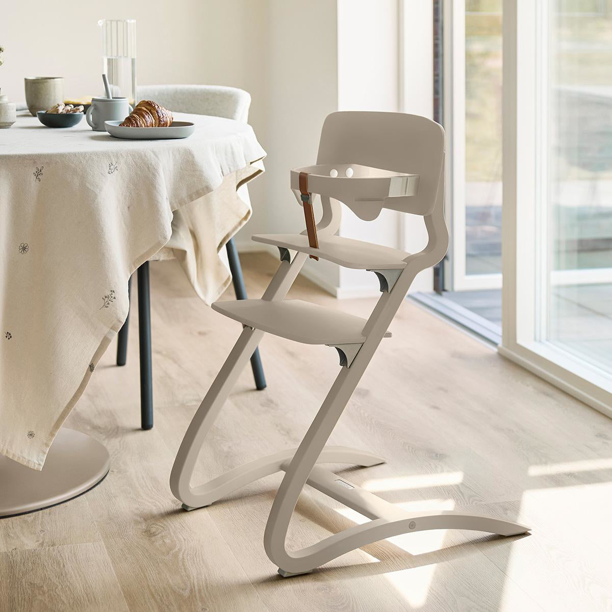 Leander® Otroški stol za hranjenje Louie™ Cappuccino Leander