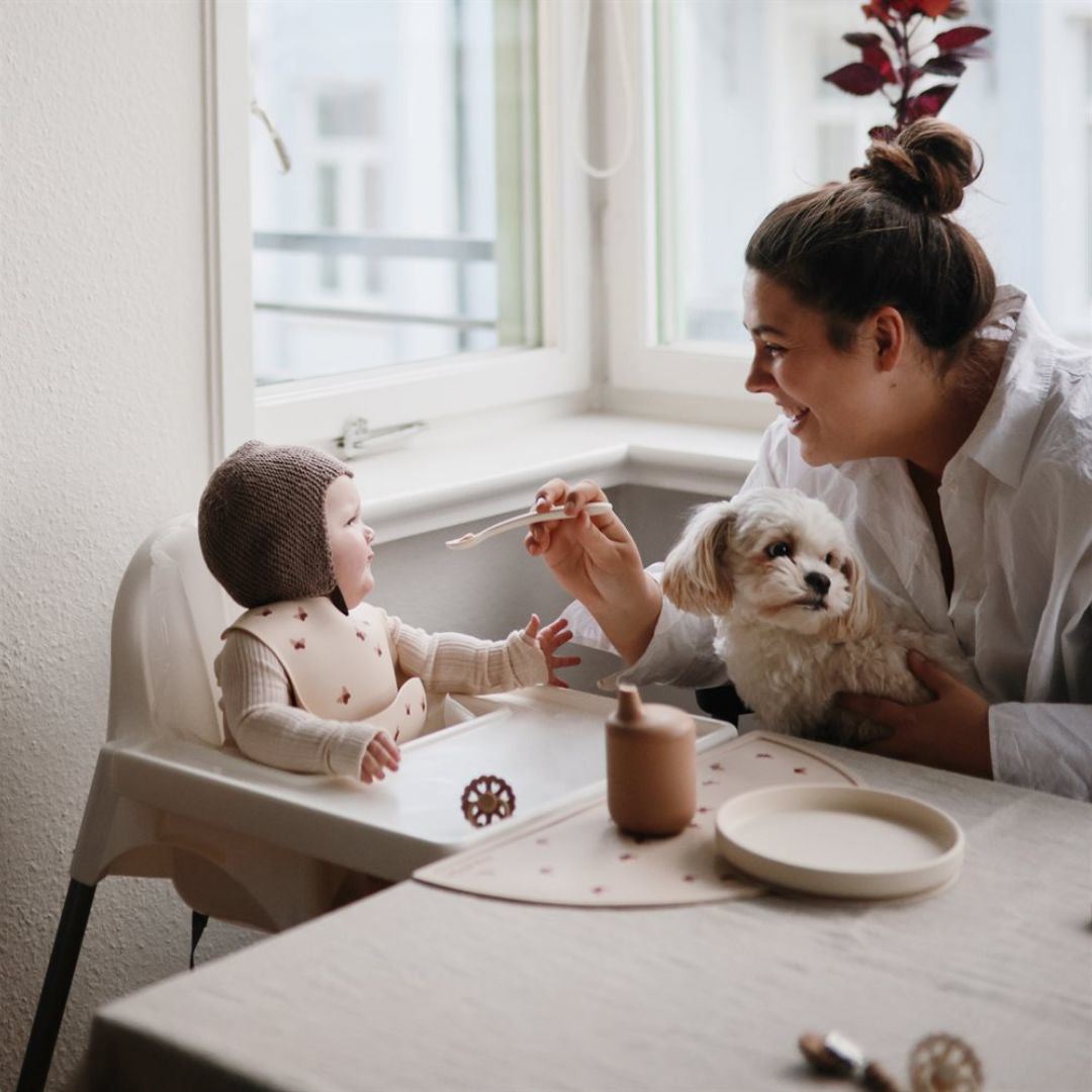 Mushie® Silikonski krožnik z vakumskim dnom Shifting Sand Mushie