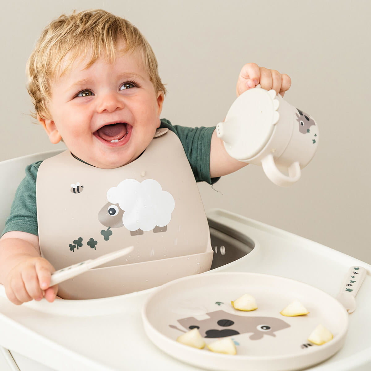 Done by Deer® Silikonski slinček Sheepy Sand Done by Deer