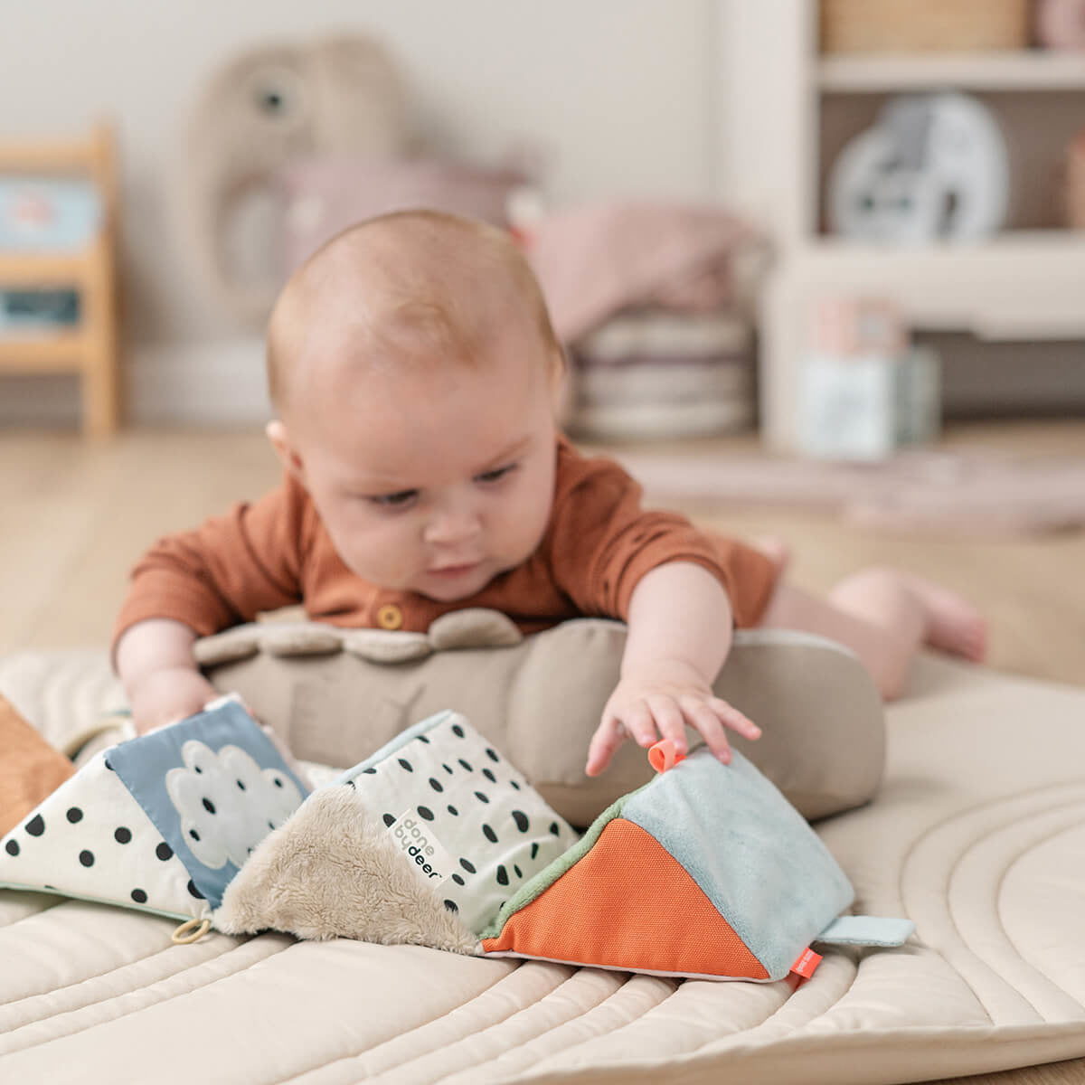 Done by Deer® Zložljiva raziskovalna kocka Deer Friends Done by Deer