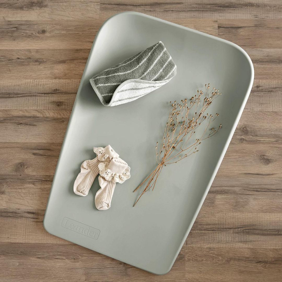 Leander® Previjalna podloga Matty MINI Sage green Leander
