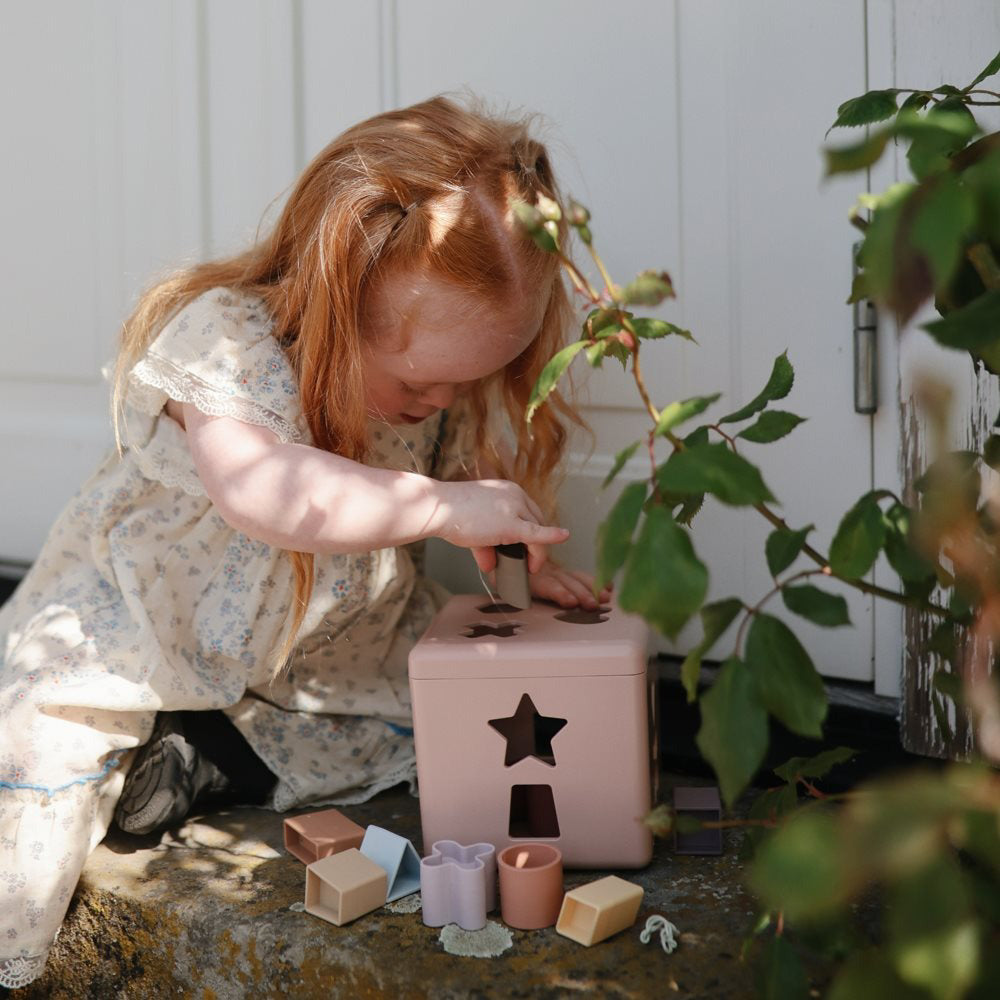 Mushie® Kocka za razvrščanje oblik Petal Mushie