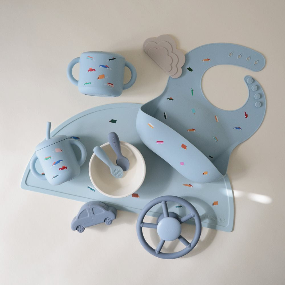 Mushie® Silikonski kozarček s slamico Retro Cars Mushie