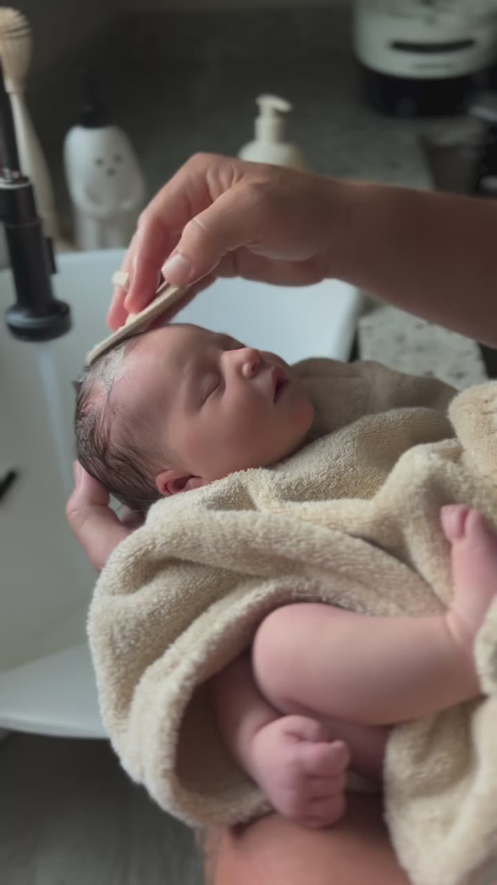 Naloži video: Mushie® Silikonska krtača za odstranjevanje lusk 2 kosa Blush/Shifting Sand