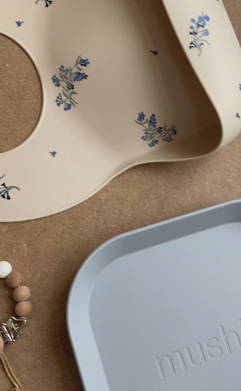 Carica video: Mushie® Set di posate Powder Blue