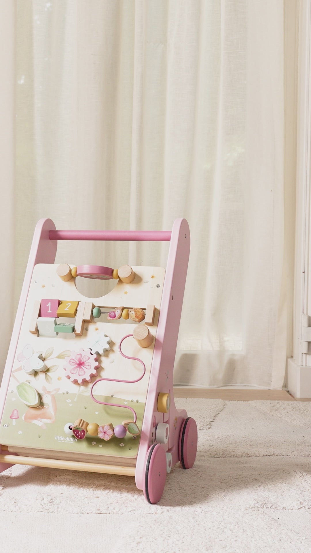 Naloži video: Little Dutch® Aktivnostni leseni voziček Fairy Garden