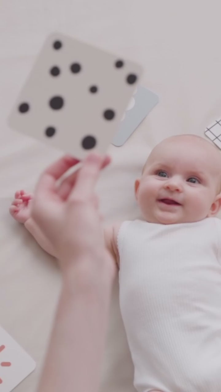 Naloži video: Done by Deer® Držalo za kontrastne kartice Deer friends